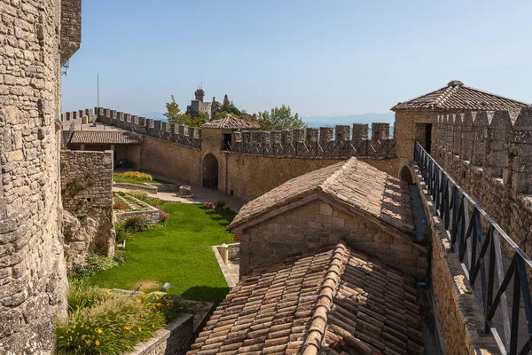 圣马力诺悬崖顶上风景如画的古老堡垒 — 图库照片