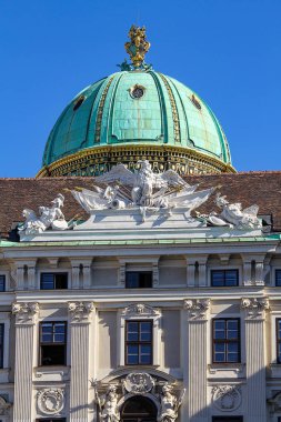 İspanyol Binicilik Okulu Viyana'da bulunan, yakındaki Hofburg Kış Binicilik Okulu'nda gerçekleştirmek Lippitzian atları için geleneksel bir binicilik okuludur