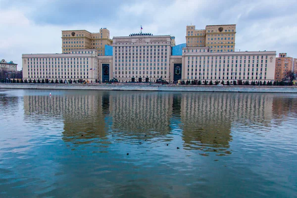 The building of the Ministry of Defense of the Russian Federation. The building is written in Russian \