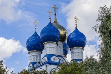 Bir Ortodoks kilisesinin mavi ve altın kubbeleri