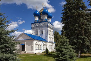 Mavi ve altın kubbeli beyaz taş ortodoks kilisesi