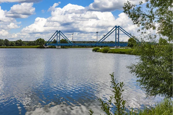 Pont Piétonnier Métal Panoramique Traversant Rivière Contre Ciel Nuageux — Photo