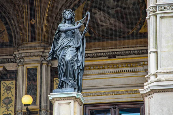 Статуя Музы Лирой Руках Возле Венской Оперы — стоковое фото