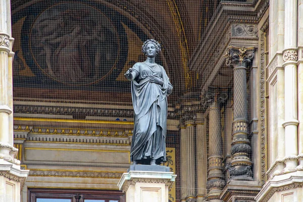 Статуя Музы Розой Руках Возле Венской Оперы — стоковое фото