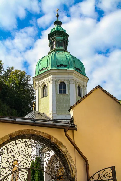 Salsburg Avusturya Şehrinde Bulutlu Gökyüzünün Arka Planına Karşı Eski Kilise — Stok fotoğraf