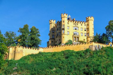 Hohenschwangau Kalesi veya Hohenschwangau Kalesi - aynı adı taşıyan köy yakınında güney Bavyera bir kale