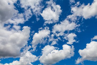 Lüks beyaz bulutlar da mavi derin gökyüzü