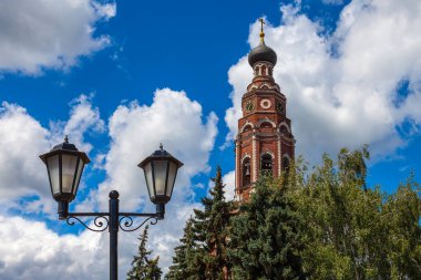 Bir Ortodoks kilisesinin çan kulesi. Ön planda sokak lambası.