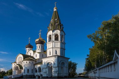 Yeşil kubbeli Rus Ortodoks beyaz taş kilisesi