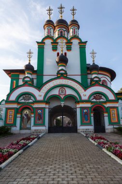 Alışılmadık bir süs ile Annunciation Ortodoks Kilisesi. Girişin üstünde 