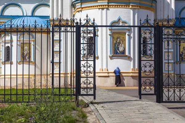 Parishioner Prays God Next Orthodox Church — Stock Photo, Image