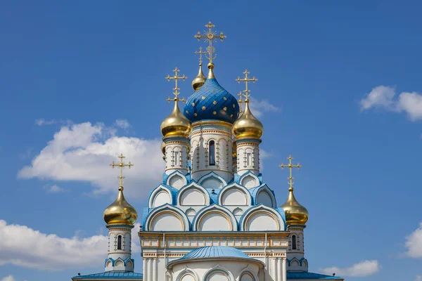 Fragment Pravoslavného Kostela Modrými Zlatými Kopalky Oblačné Obloze — Stock fotografie