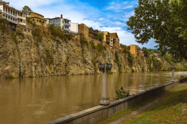 Tiflis (Gürcistan) sokaklarından biri, Kura Nehri üzerinde bir uçurumun kenarında bulunan
