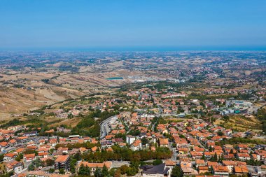 San Marino kalesinden çevredeki yerleşim yerlerine manzara