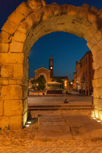 Antico Arco Pietra Nella Città Rimeni Italia Foto Notte — Foto Stock