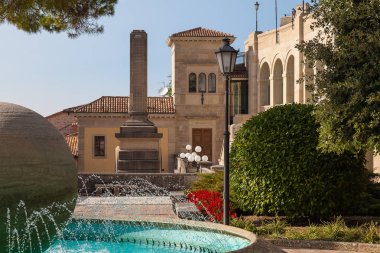 San Marino (İtalya) bir çeşme ile pitoresk kare)