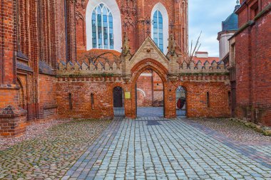 Vilnius gotik kırmızı tuğla kilisenin avlusu (Litvanya)