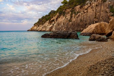 Zakynthos adasının kayalıkları arasında pitoresk plaj (Yunanistan)