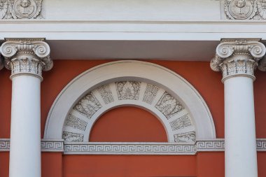 Yunan tarzına kemer iki oyma sütunile eski bir binanın cephe parçası