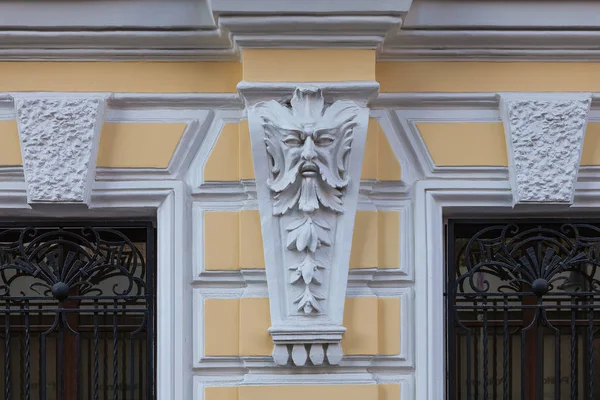 Fragmento Fachada Edifício Antigo Com Estuque Forma Uma Face Dura — Fotografia de Stock