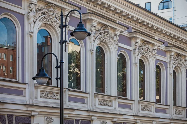 Altmodische Straßenlaterne Vor Dem Hintergrund Eines Alten Gebäudes Mit Fenstern — Stockfoto