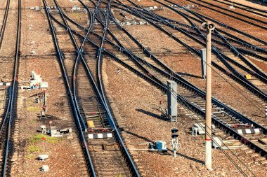 Bir marshalling bahçesinde birden fazla ray dokuma