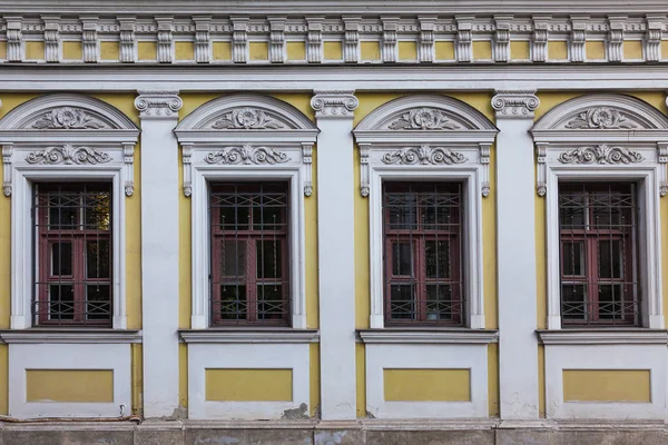 Detalhe Fachada Uma Antiga Mansão Amarela Com Janelas Esculpidas — Fotografia de Stock