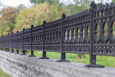 Arka plan görüntüsü - bir taş temel üzerinde eski bir dökme demir çit