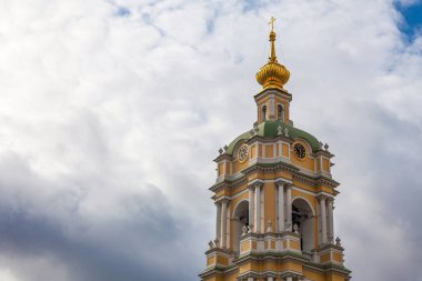 Pitoresk bulutlu gökyüzüne karşı bir saat ile Novospassky Manastırı çan kulesi