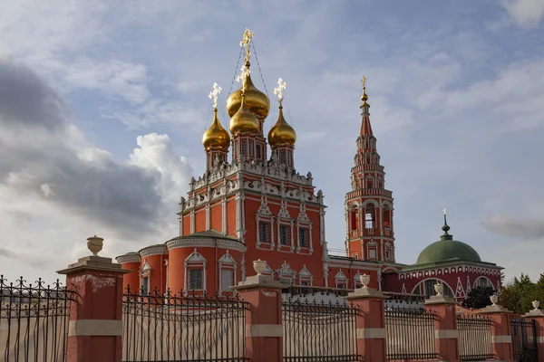 Majestuosa Iglesia Ortodoxa Color Rojo Con Patrón Blanco Cúpulas Oro —  Fotos de Stock
