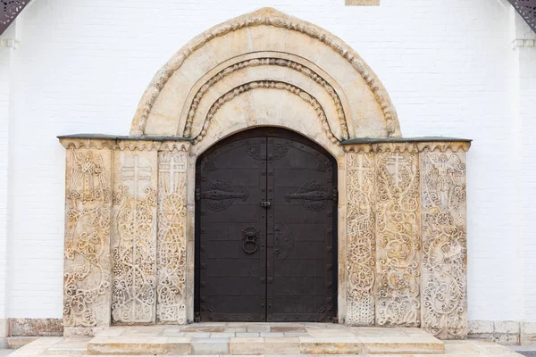 进入玛莎和玛丽慈悲修道院的教堂与一个独特的入口框架模式 — 图库照片