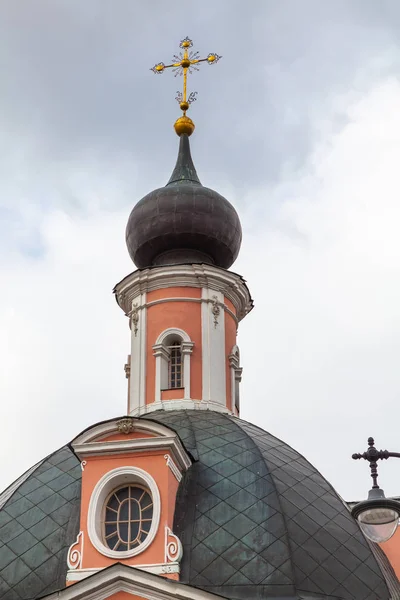 Одинокий Крест Вершине Православной Церкви Черным Куполом Необычной Формой Окна — стоковое фото