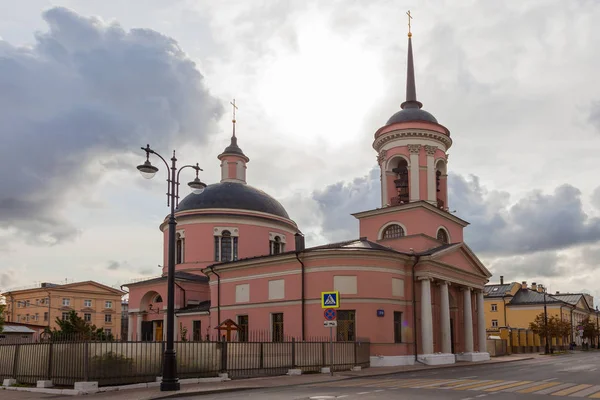 Une Vieille Église Orthodoxe Rose Contre Ciel Pluvieux Premier Plan — Photo