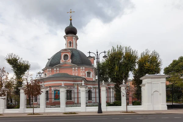 Старая Розовая Православная Церковь Окруженная Каменным Забором Против Дождливого Неба — стоковое фото