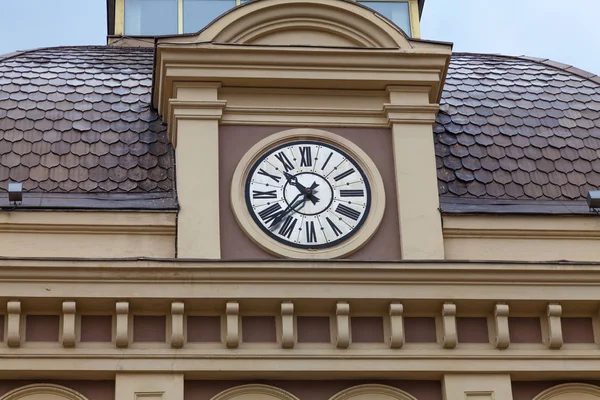 Zegar Nad Wejściem Stację Kolejową Fragmentem Dachu Pokryty Brązowymi Płytkami — Zdjęcie stockowe