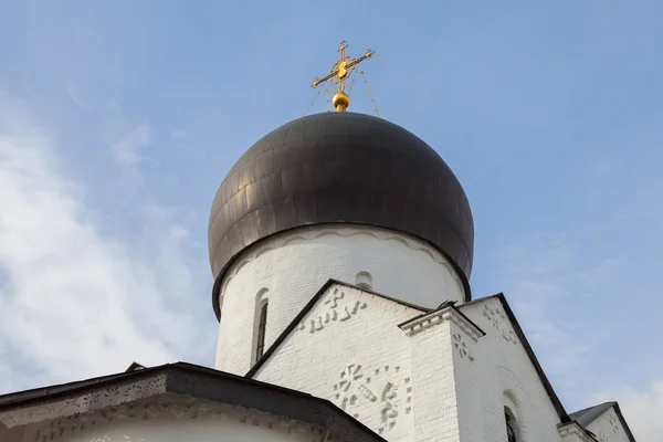 Černá Kopule Starého Pravoslavného Kostela Zlatým Křížkem Částí Fasády Proti — Stock fotografie