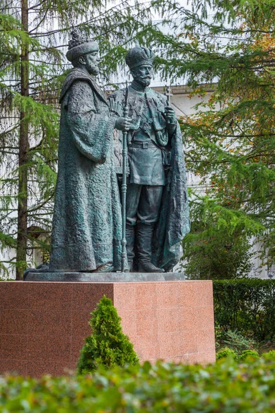 ロシアのツァルス ロマノフ王朝400周年を記念して銅像 記念碑は 最初と最後のロシアの皇帝を描いています — ストック写真