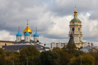 Moskova'daki Novospassky Manastırı yeşil ağaçlarla çevrili