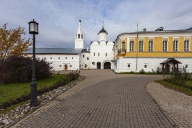 Vologda (Rusya) manastırın toprakları. Ön planda bir sokak lambası var.