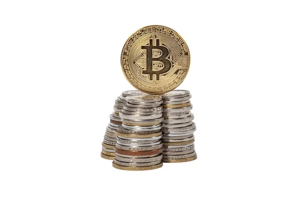 Bitcoin Μεταλλικό Κέρμα Μια Πυραμίδα Νομισμάτων Διαφορετικών Χωρών Ένα Λευκό — Φωτογραφία Αρχείου
