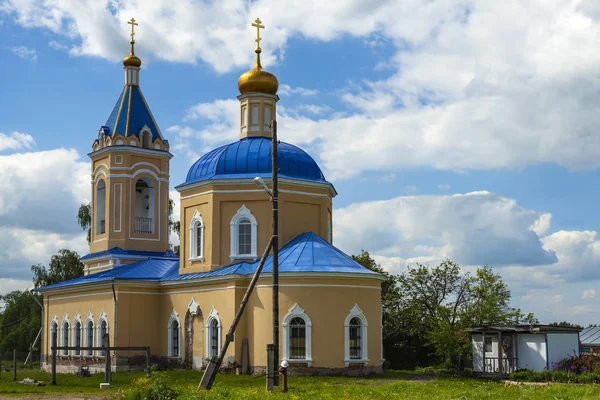 Желтая Православная Церковь Голубыми Куполами Фоне Голубого Неба Белыми Облаками — стоковое фото