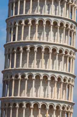 Mavi gökyüzüne karşı eğilmiş bir Pisa kulesinin parçası.