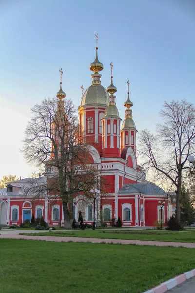 Κόκκινη Και Λευκή Ορθόδοξη Εκκλησία Χρυσούς Θόλους Φωτισμένη Από Τον — Φωτογραφία Αρχείου