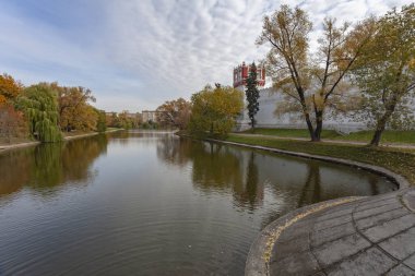 Moskova 'daki Novodevichy Manastırı yakınlarındaki göl seti.