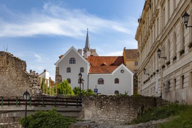 Budapeşte 'deki (Macaristan) antik binaların yıkıntıları modern binaların zeminine karşı