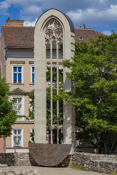 Budapeşte Macaristan Eski Bir Binanın Cephesi Planda Kilise Penceresi Şeklinde — Stok fotoğraf