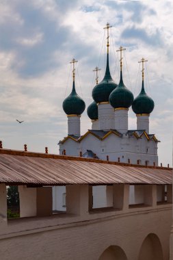 Yeşil kubbeli Beyaz Taş Ortodoks Kilisesi. Ön planda kale duvarının bir parçası var.
