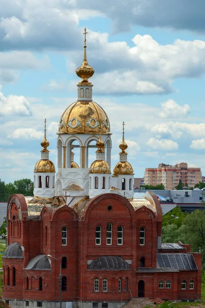正在建造的带有金色圆顶的东正教教堂 — 图库照片