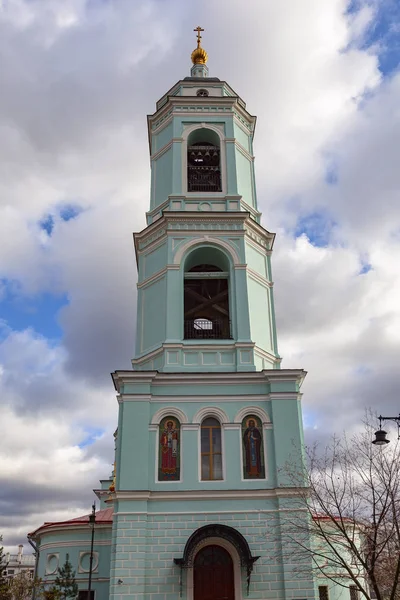 Der Hohe Glockenturm Eines Orthodoxen Tempels Von Blassem Grün Vor — Stockfoto