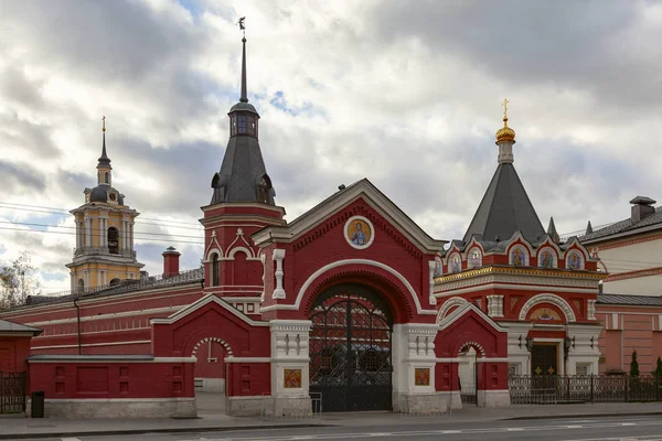Mosteiro Ortodoxo Pitoresco Centro Moscou Cercado Por Uma Parede Fortificada — Fotografia de Stock